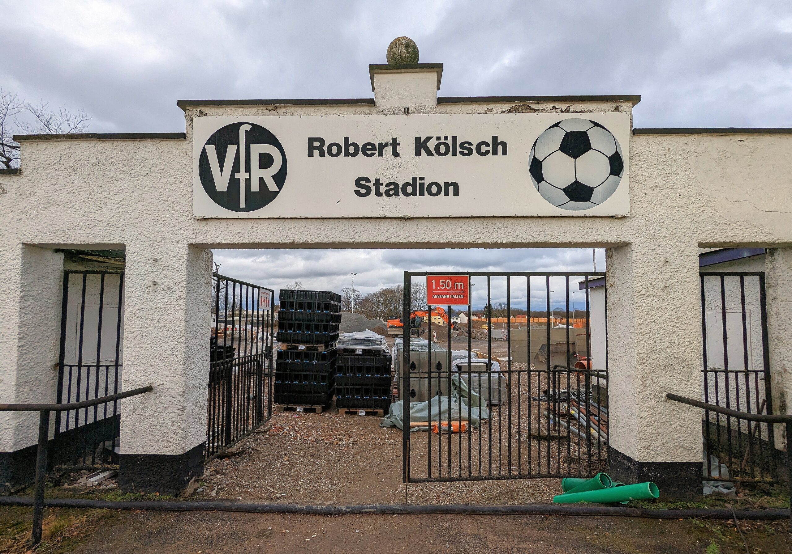 Das Eingangsportal des Robert-Kölsch-Stadions in Bürstadt