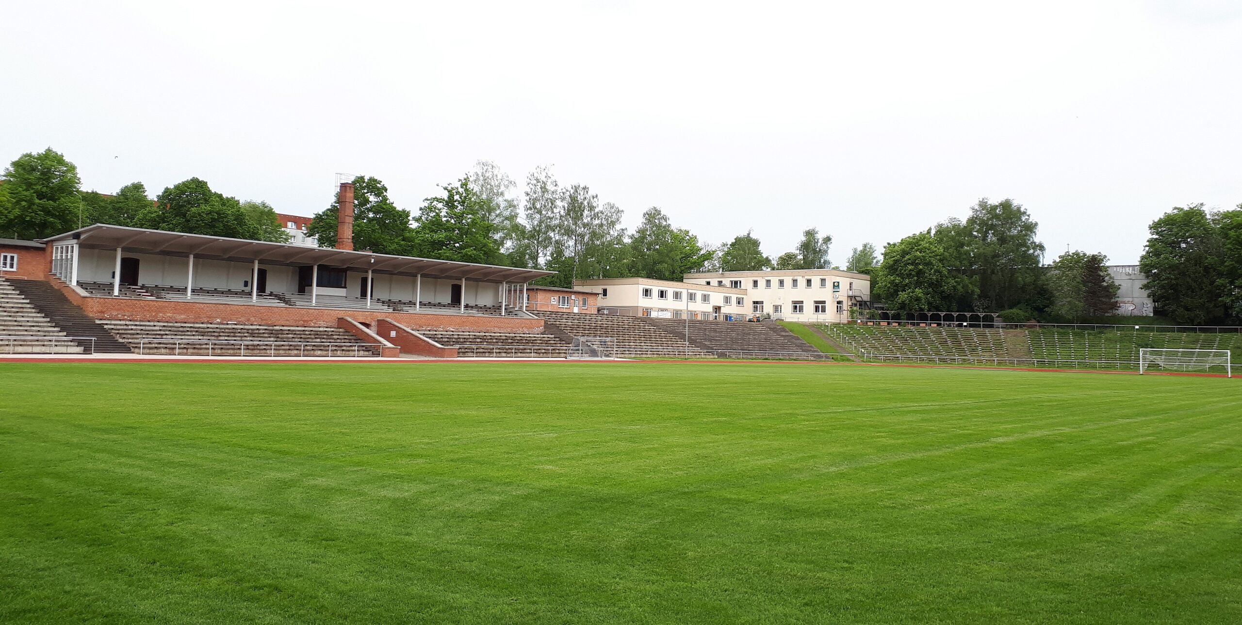 Die Haupttribüne im Kurt-Bürger-Stadion