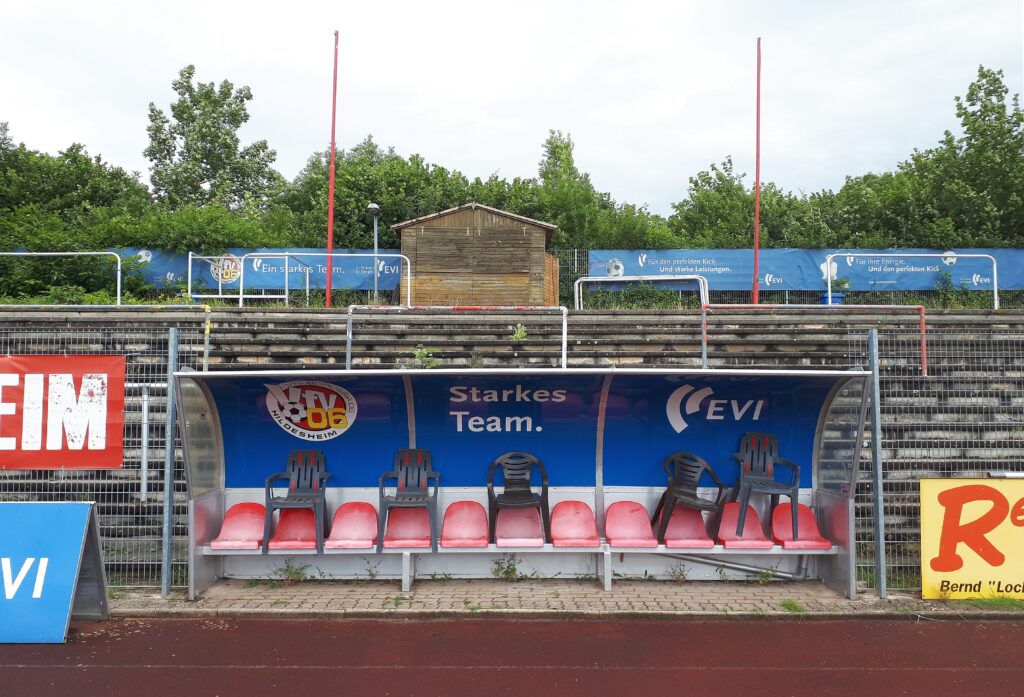 Hoch die Stühle: Während der Corona-Pause ruht auch der Betrieb auf den Ersatzbänken im Hildesheimer Stadion