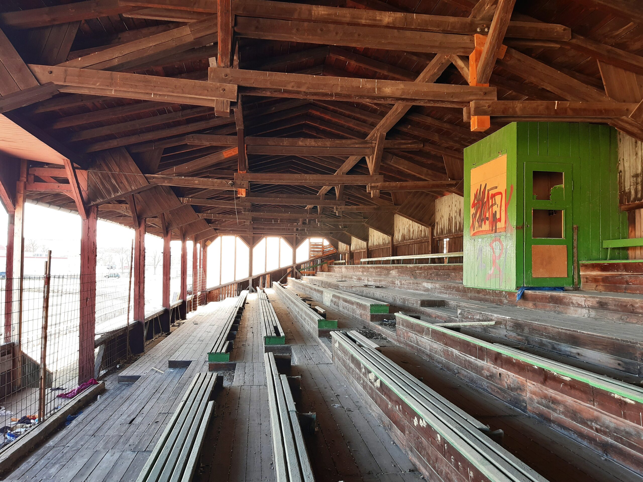 Die Holztribüne der Brauchitsch-Kampfbahn