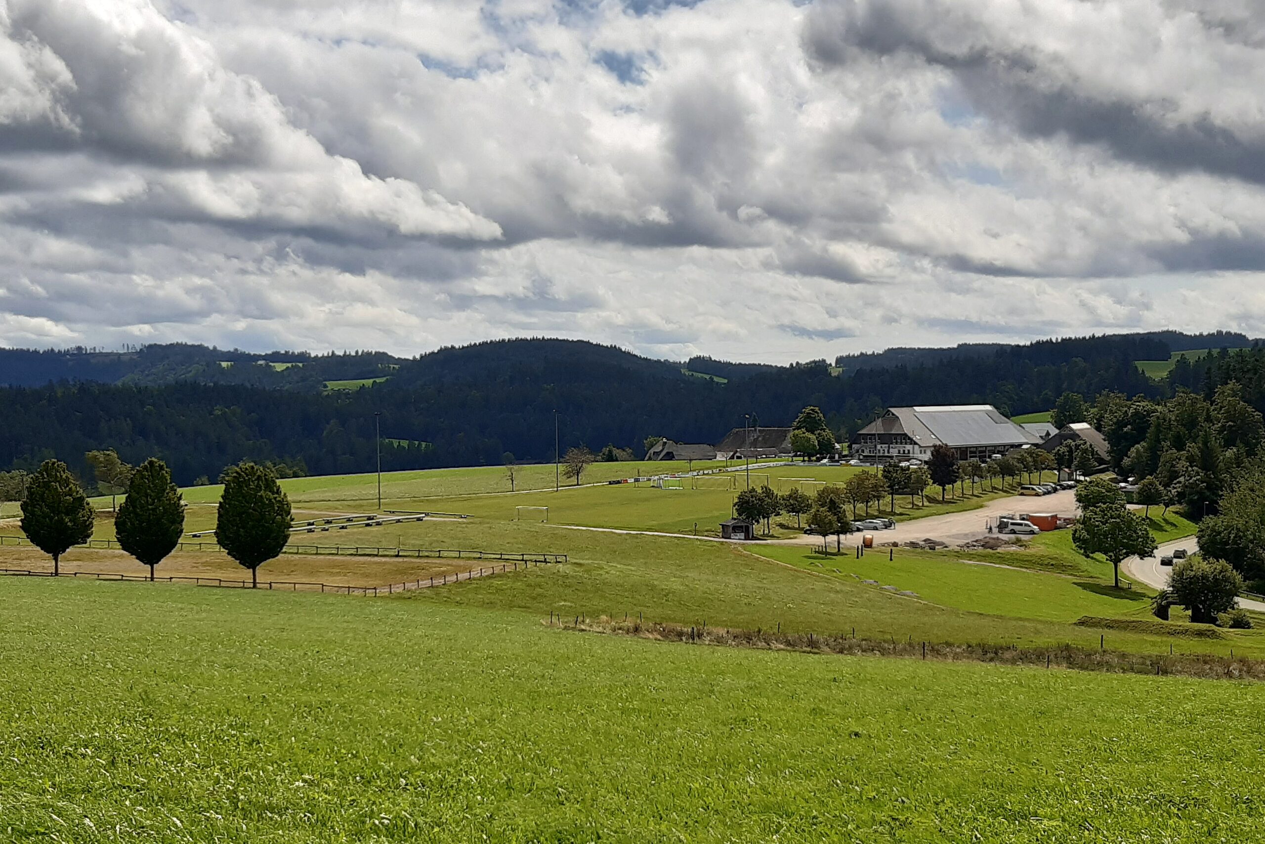 Schwarzwald-Panorama auf dem Sportplatz in St. Märgen