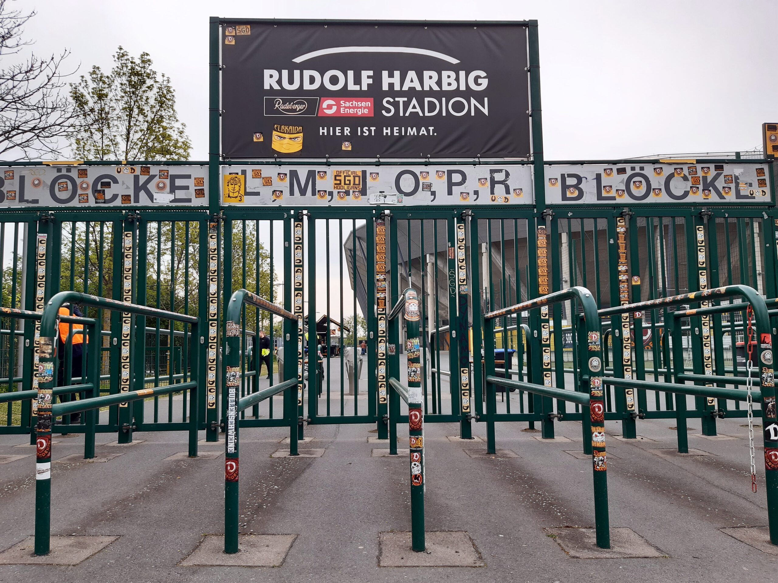 Vor dem Rudolf-Harbig-Stadion