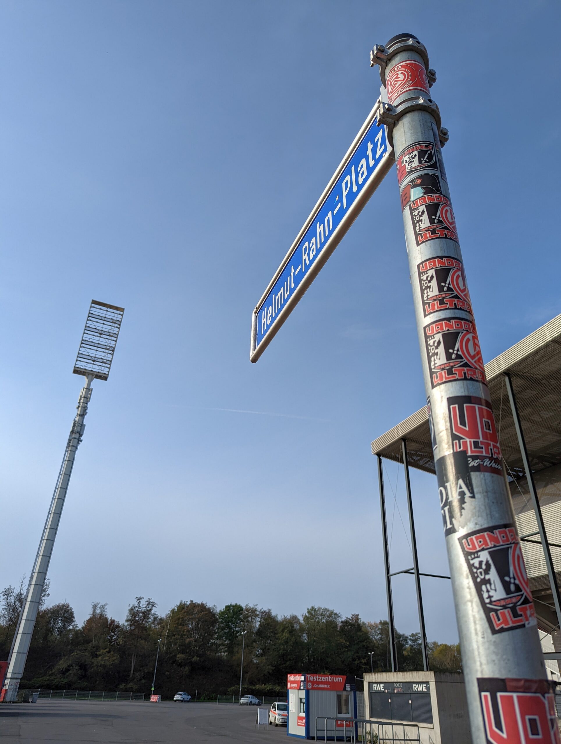 Vor dem Stadion in Essen