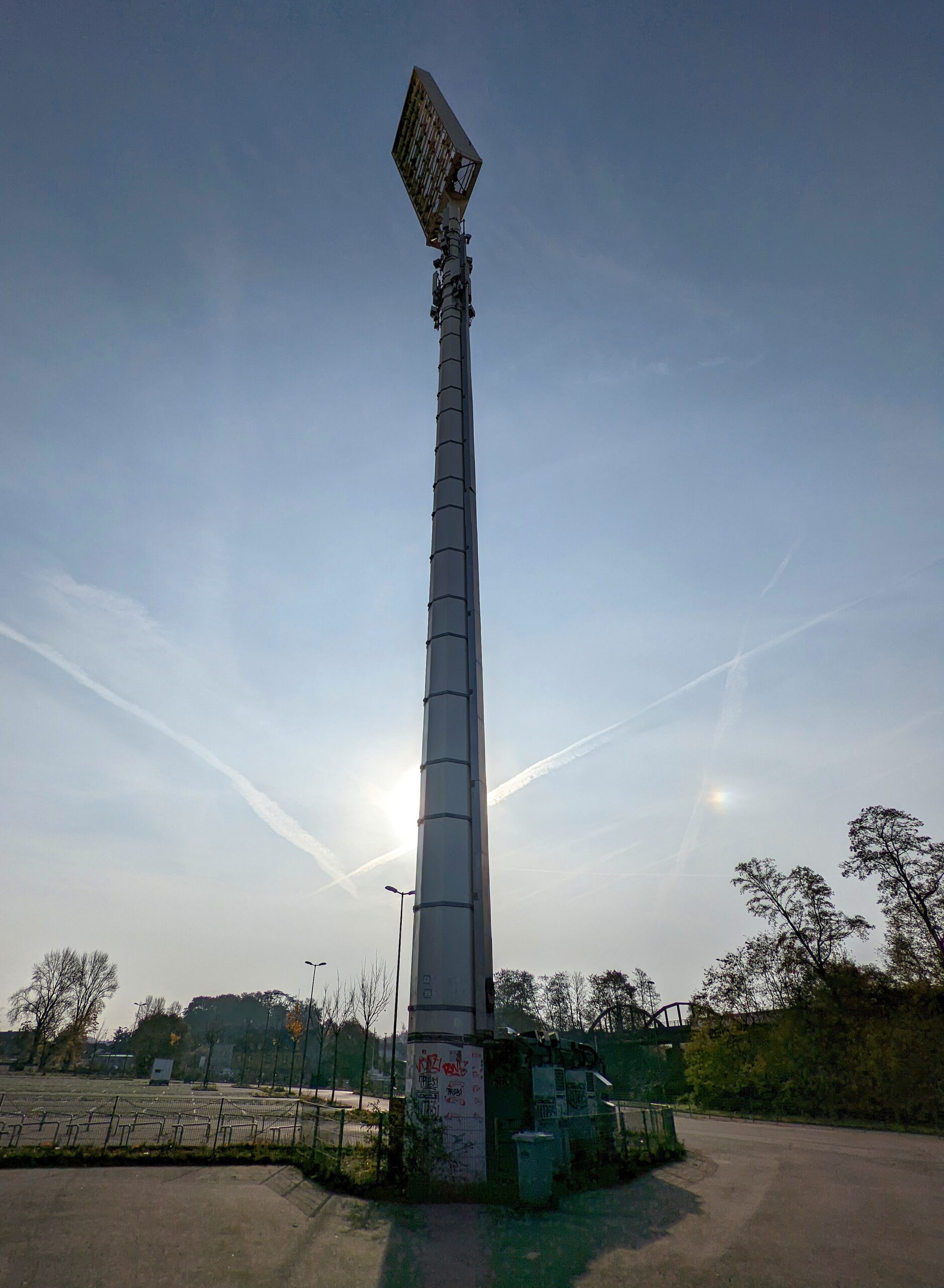 Der Flutlichtmast erinnert an das Georg-Melches-Stadion