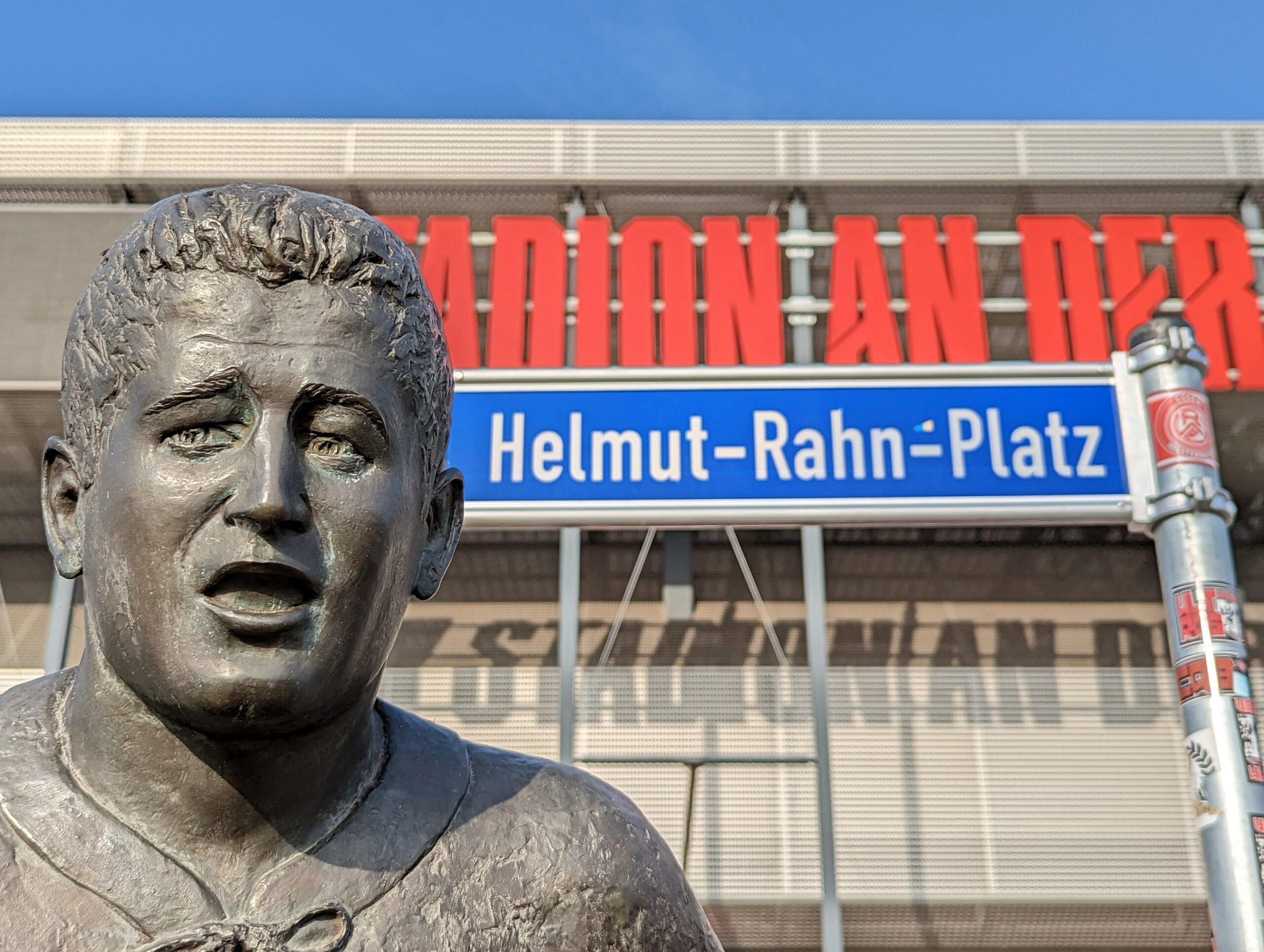 Das Helmut-Rahn-Denkmal vor dem Stadion an der Hafenstraße