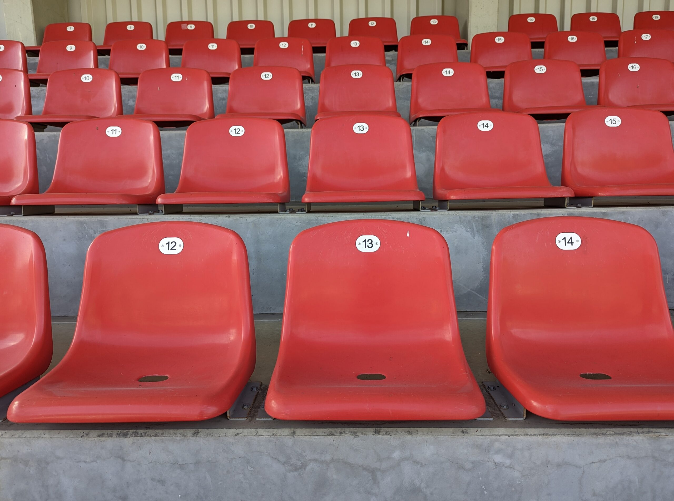 Die Sitzplätze im Waldstadion