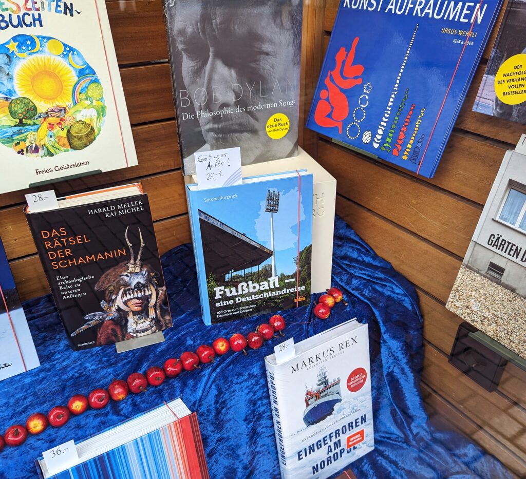 "Fußball - eine Deutschlandreise" im Schaufenster der Buchhandlung Hertel
