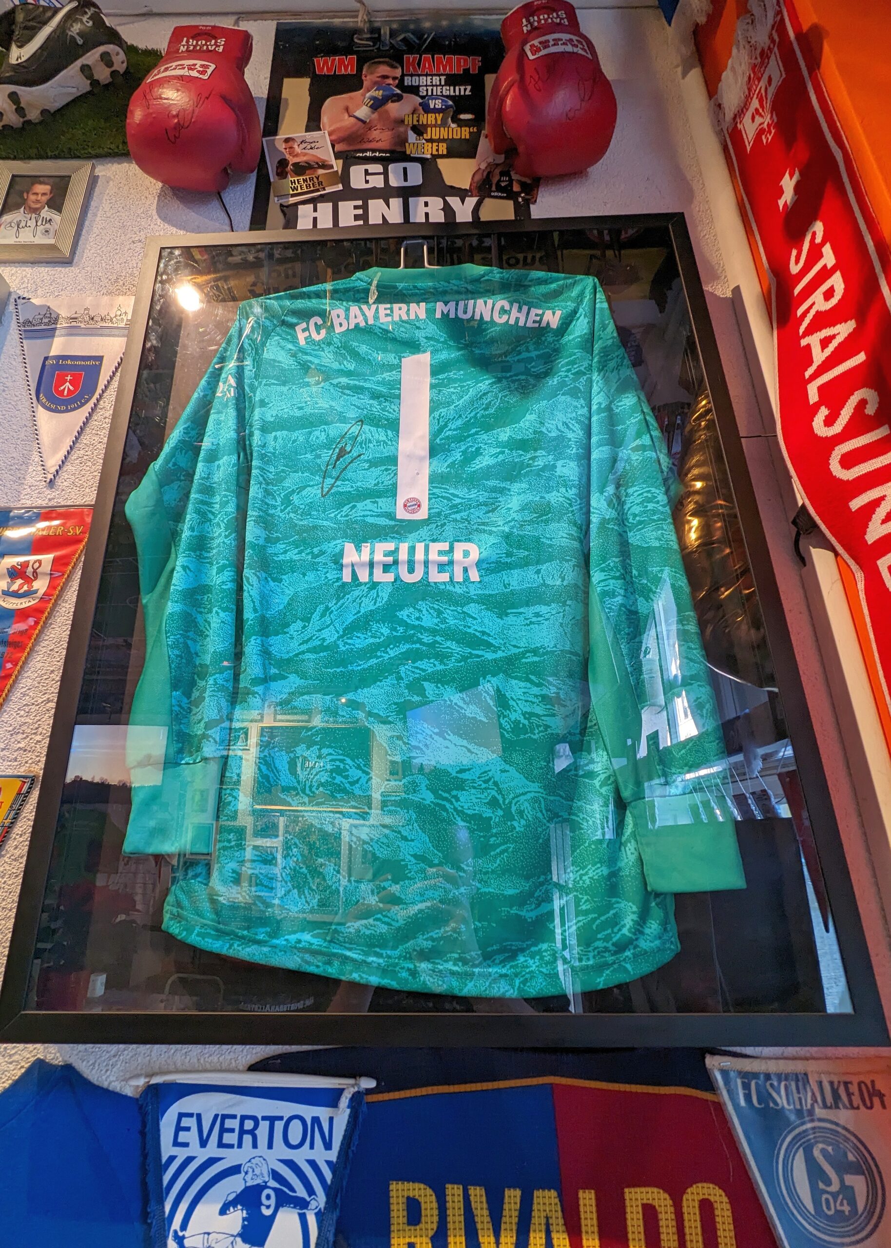 Manuel Neuer hängt auch in der Stralsunder Sportsbar