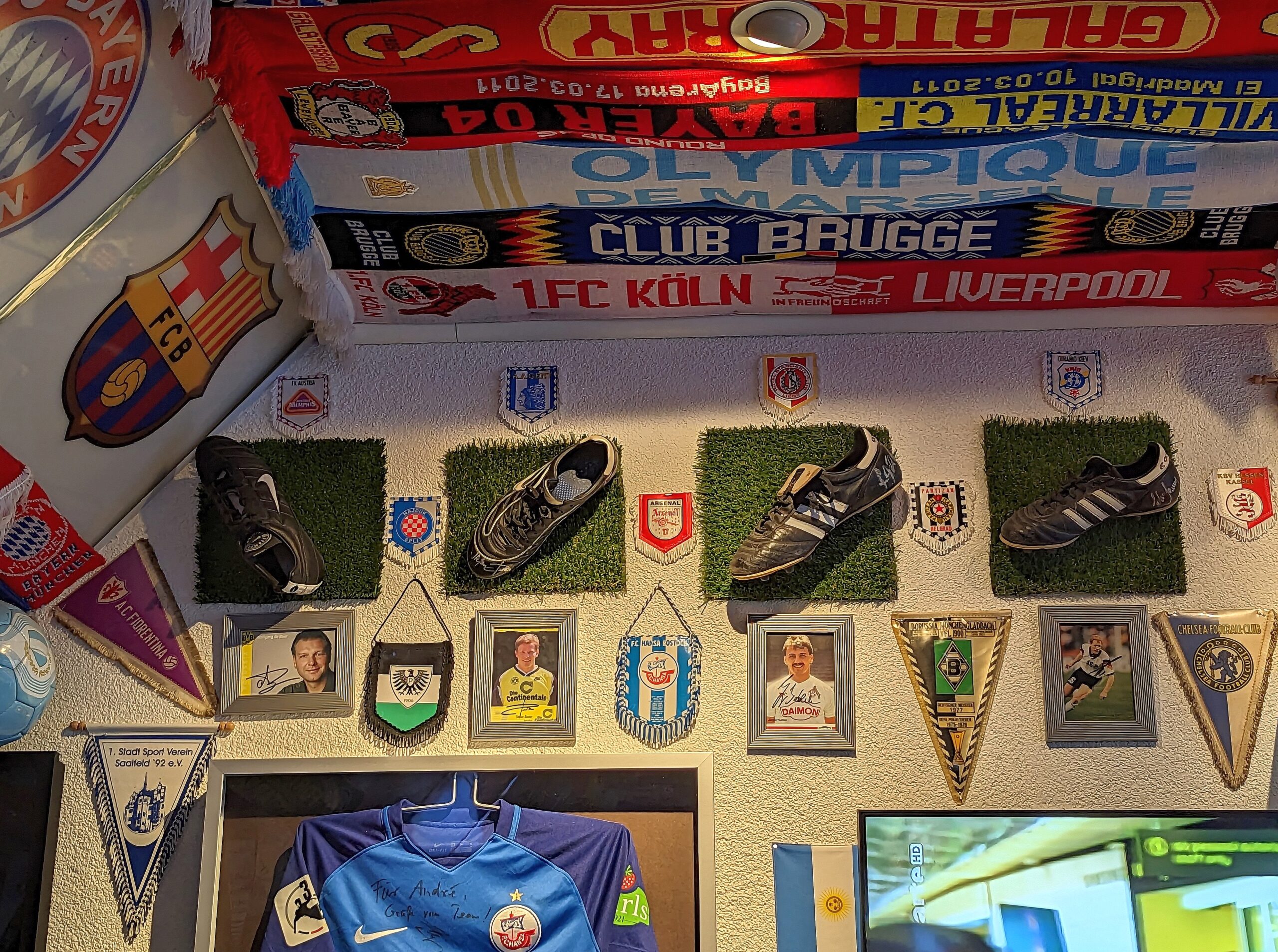 Die Fußballkneipe in Stralsund hängt voller Devotionalien