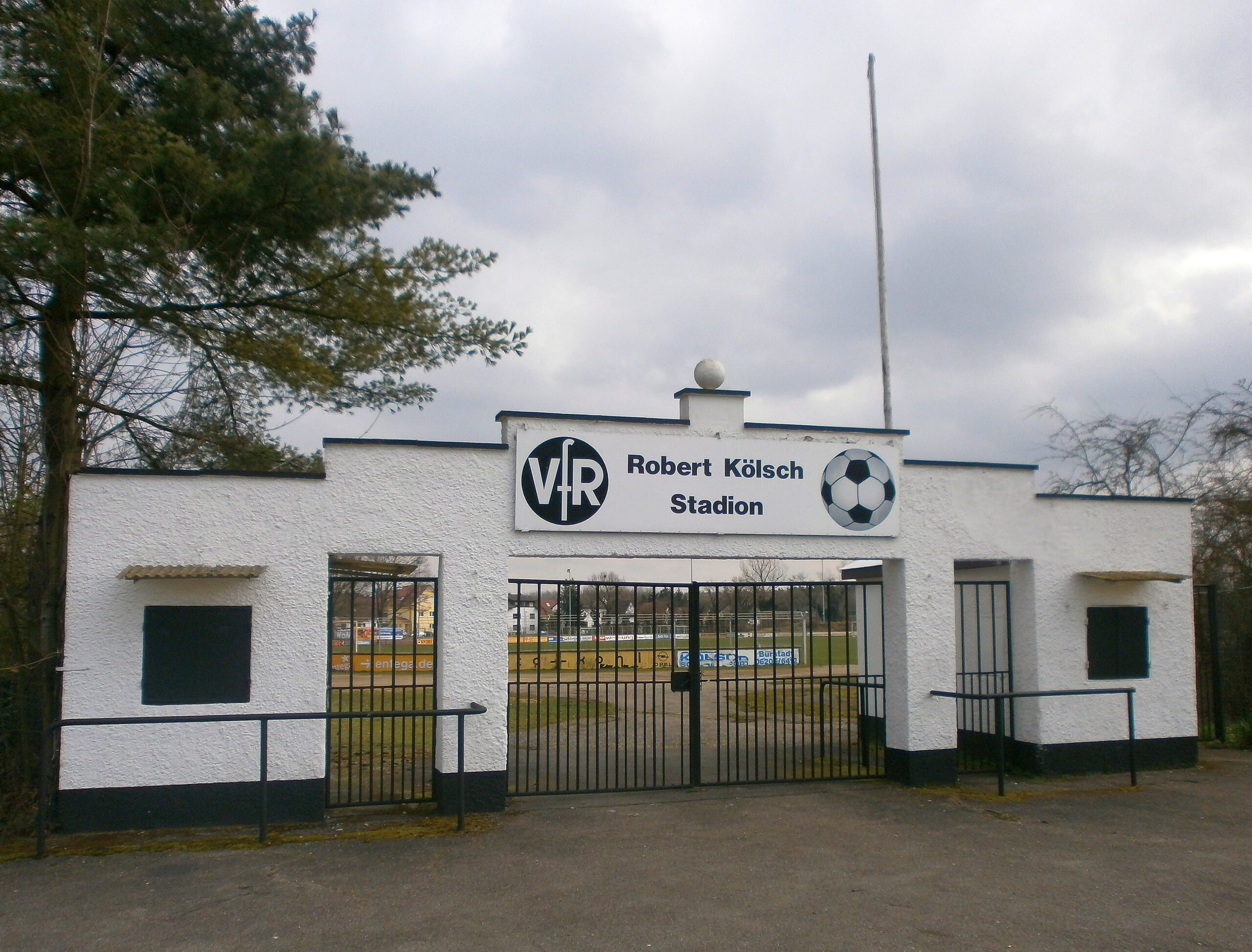 Das Eingangsportal des Robert-Kölsch-Stadions in Bürstadt