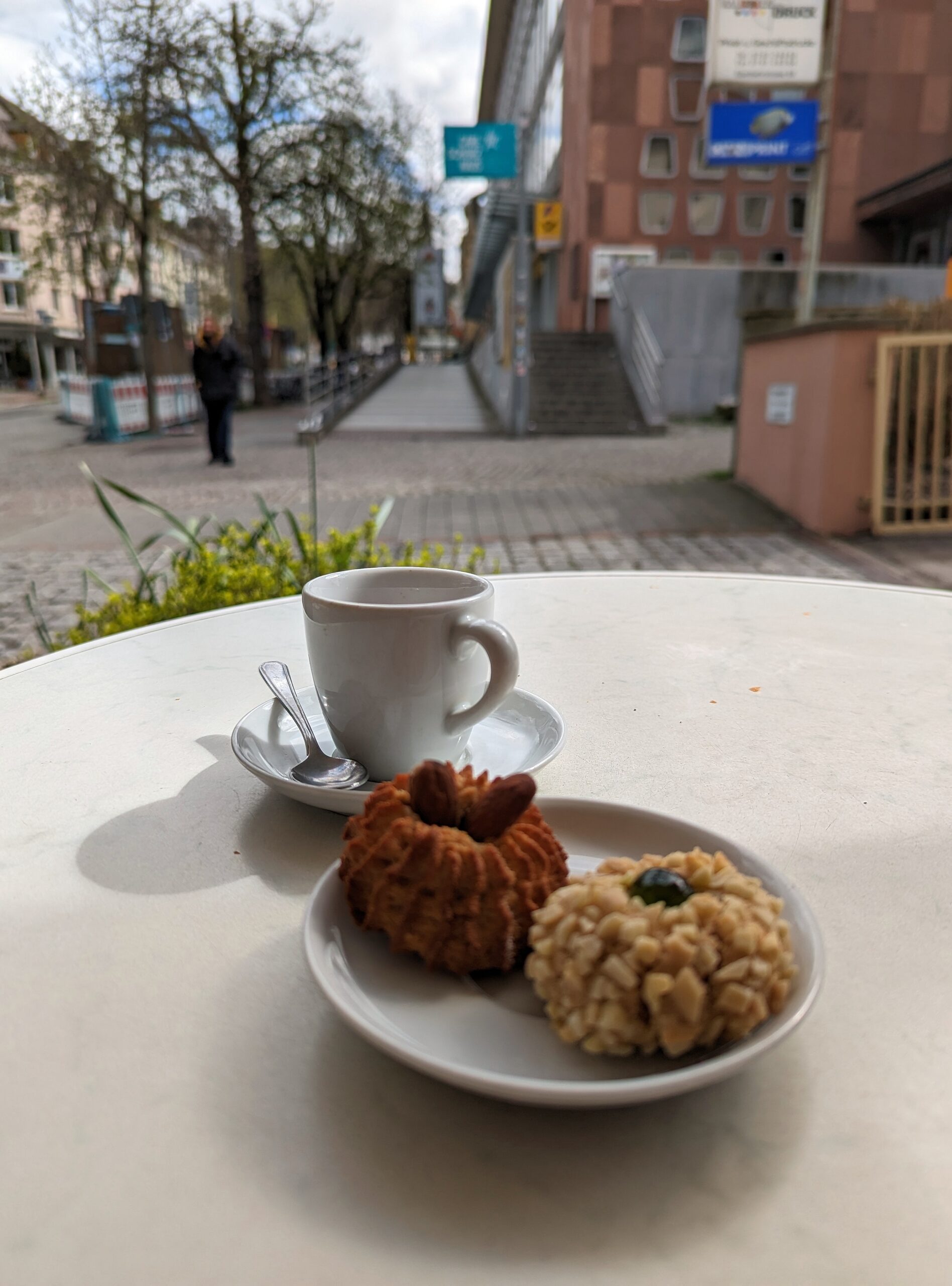 Snacks im Café Melange in der Nähe des Freiburger Bahnhofs