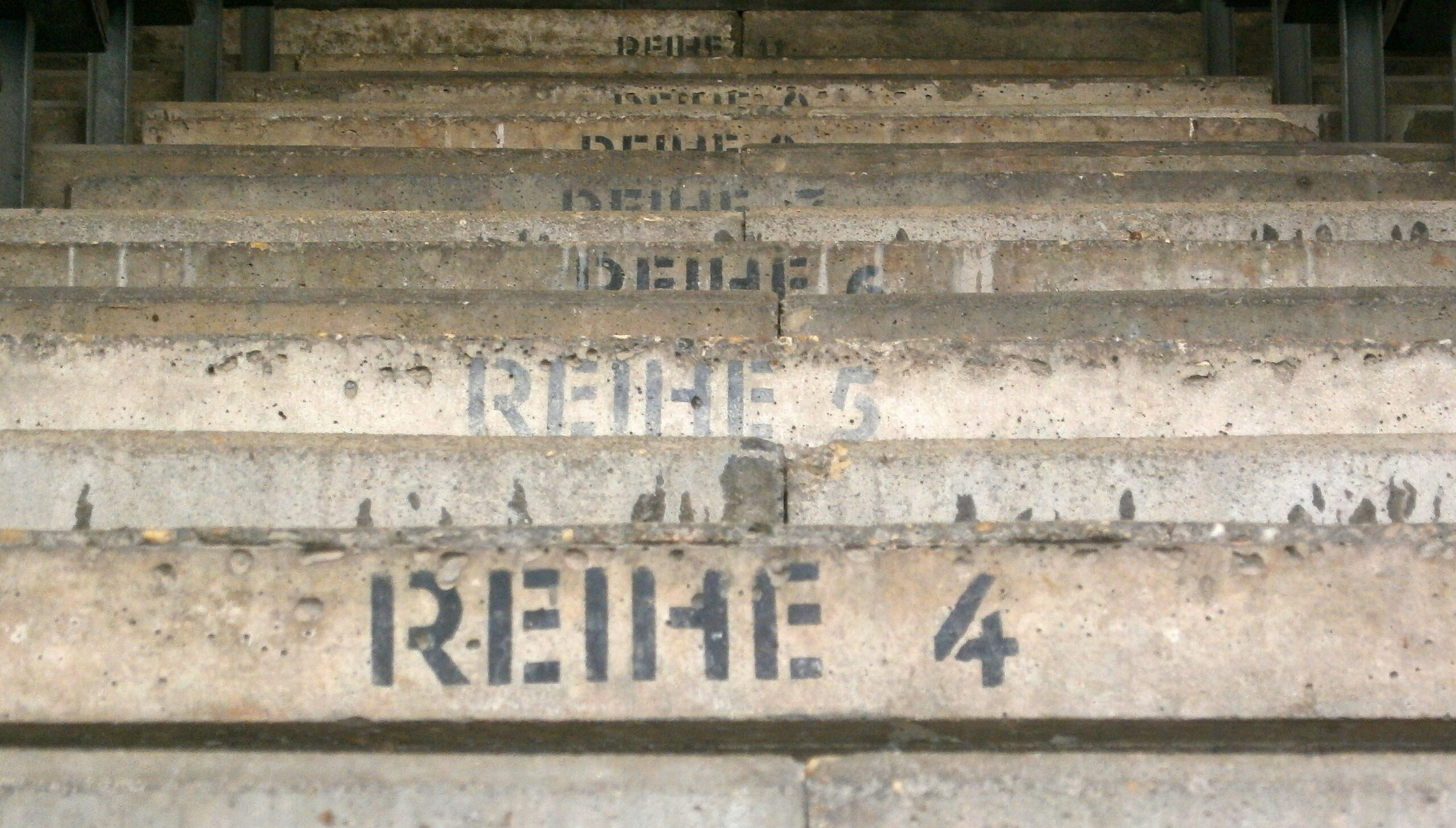 Weggesprengt: Die alte Tribüne im Robert-Kölsch-Stadion