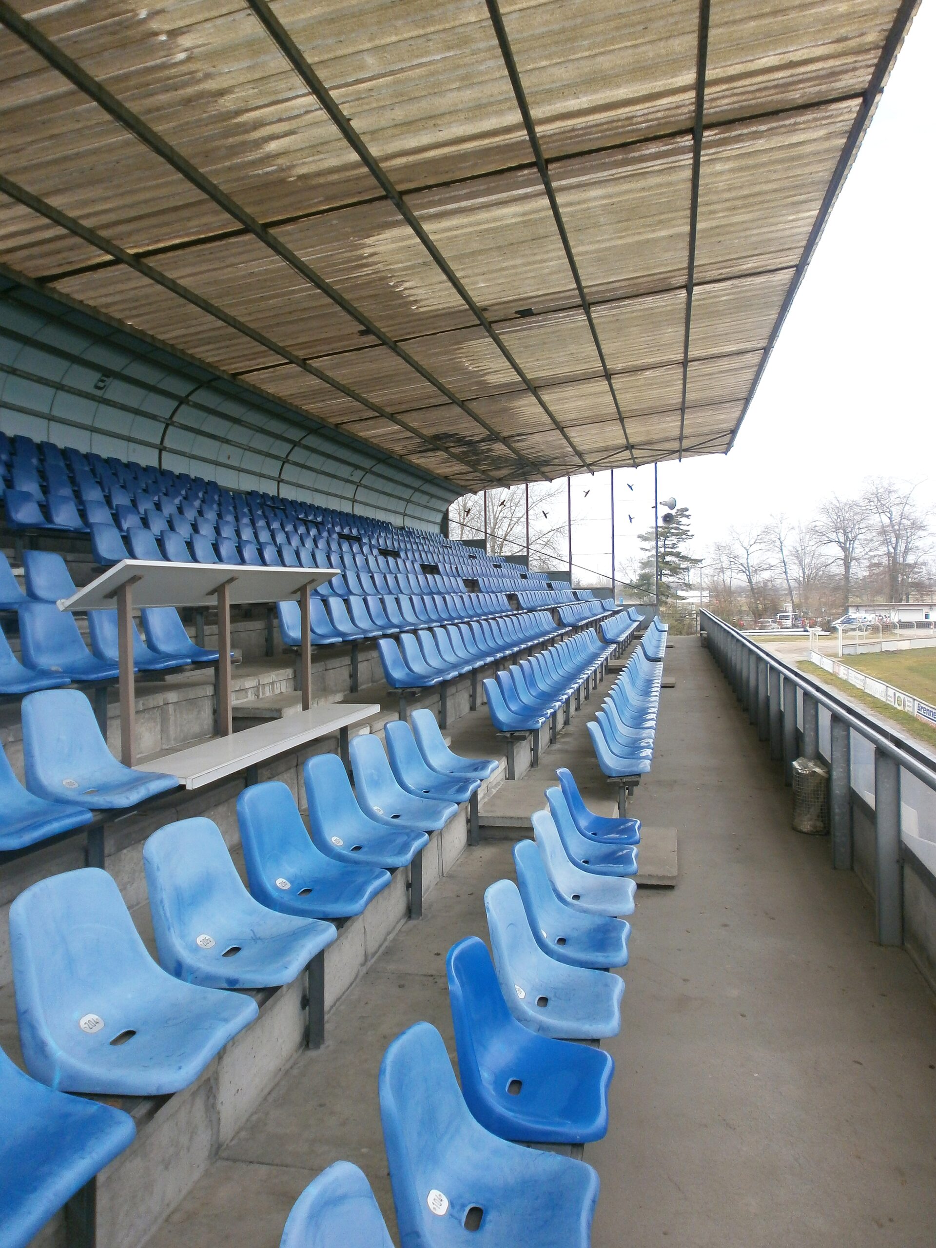 Die blauen Sitzschalen wurden zum U-Länderspiel installiert