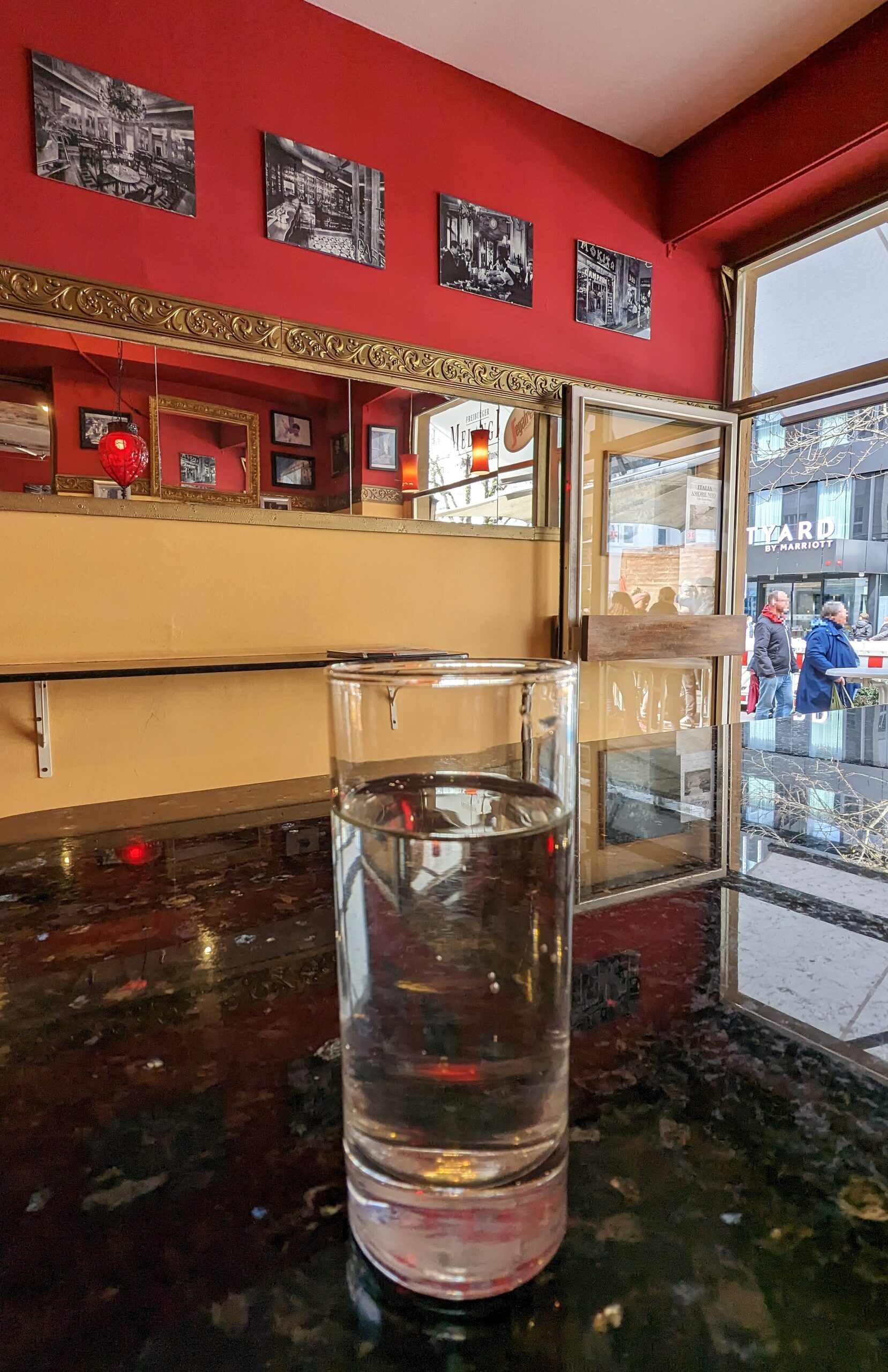 Ein Glas Wasser im Café Melange