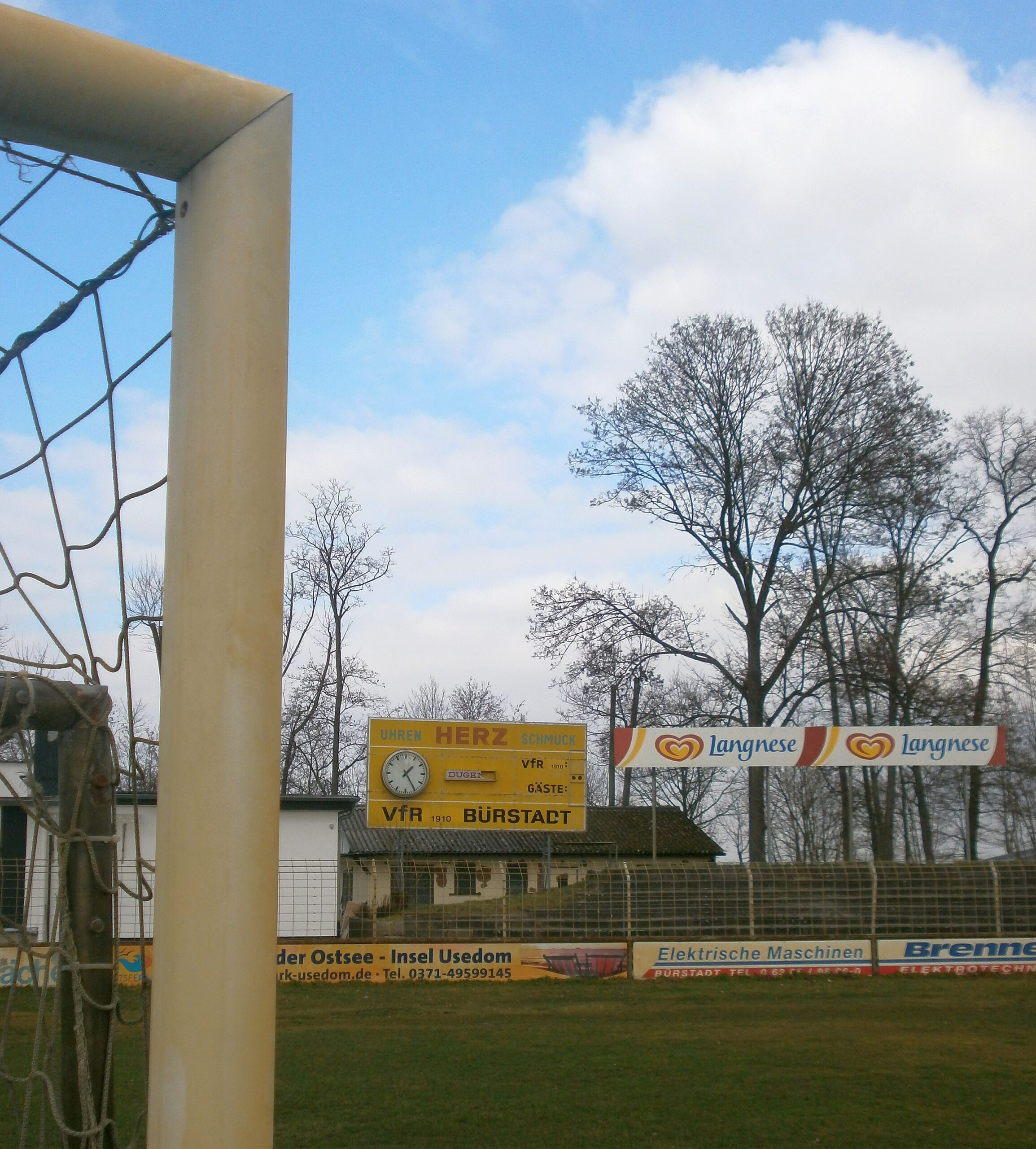 Vergilbte Torpfosten im alten Robert-Kölsch-Stadion in Bürstadt
