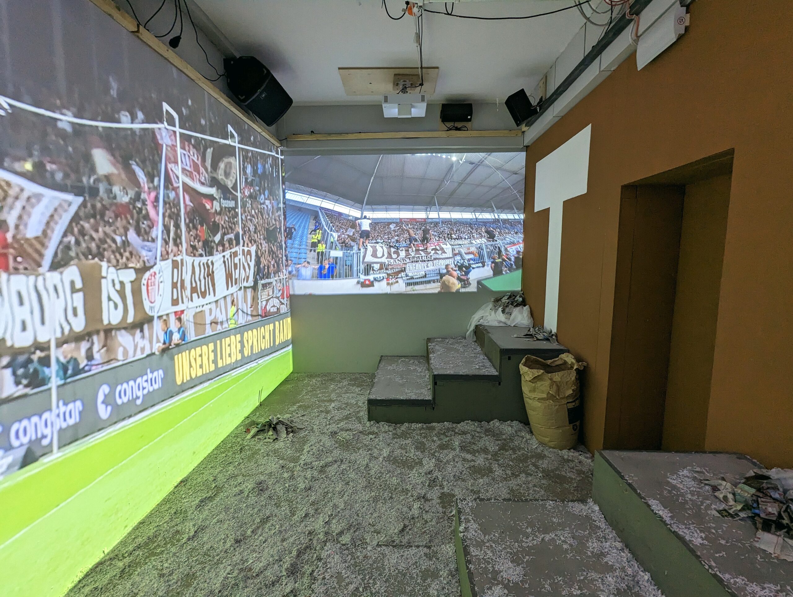 Im FC St. Pauli-Museum gibt es einen eigenen Raum, in dem das Stadionerlebnis nachempfunden werden kann
