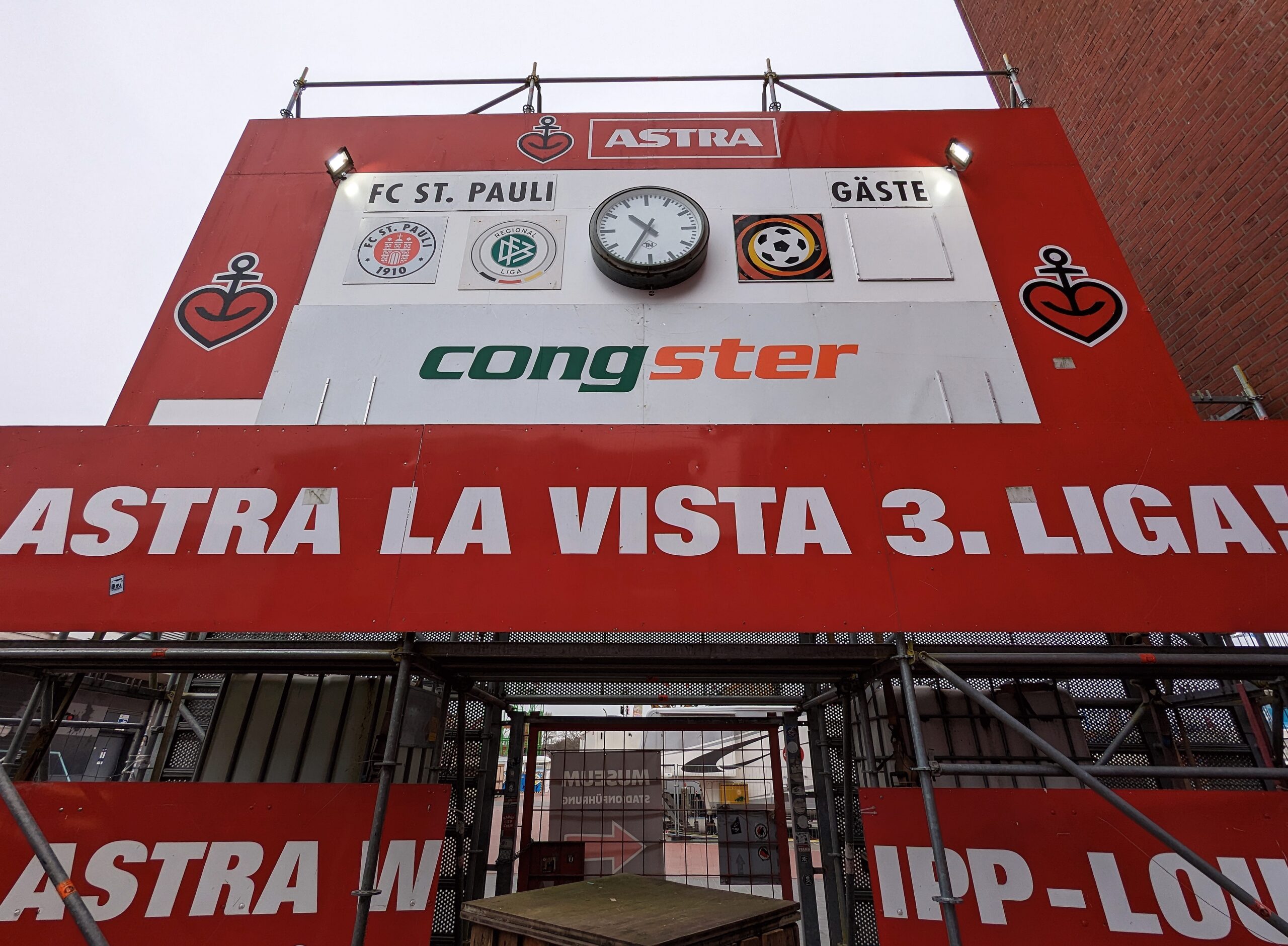 Die alte Anzeigetafel des FC St. Pauli ist im Außenbereich des Museums zu finden