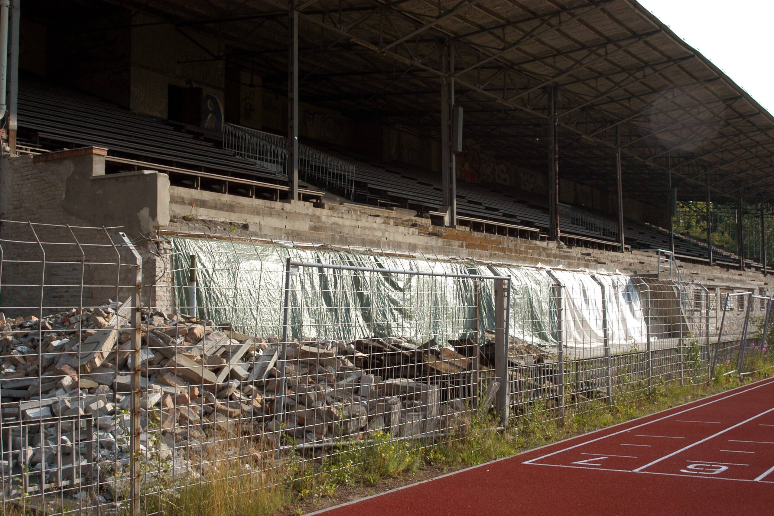 Das Poststadion im September 2004, kurz vor der Renovierung | IMAGO / Matthias Koch