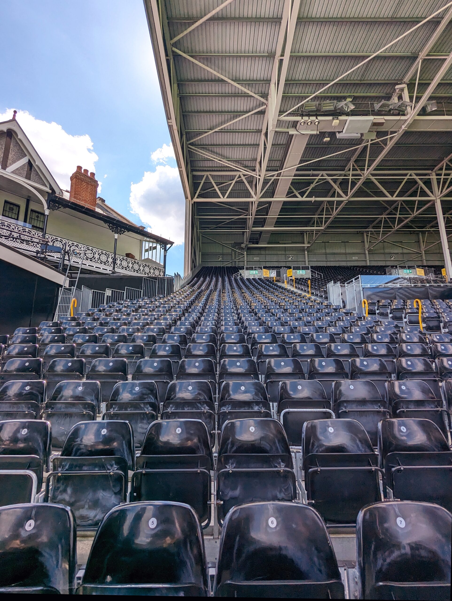 Sitzschalen im Stadion des FC Fulham