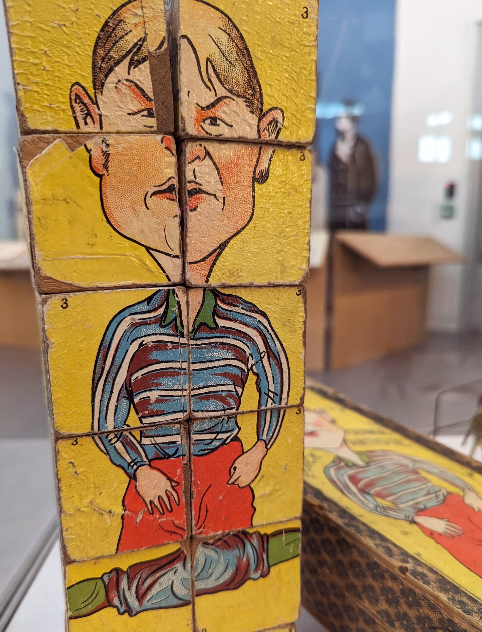 Altes Würfelspiel mit Puzzleteilen im Museum von Manchester