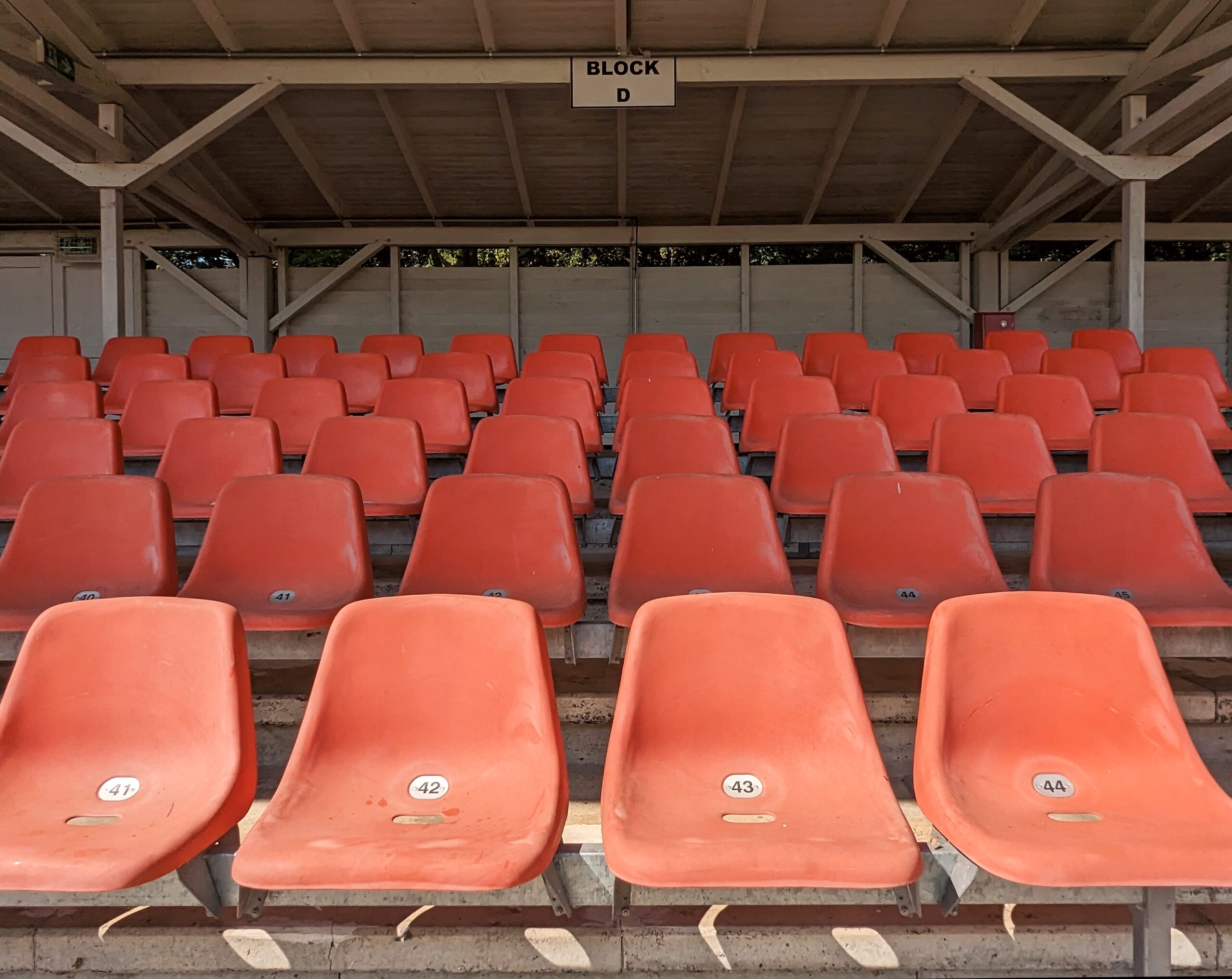 Sitzschalen auf der Tribüne im Weserstadion