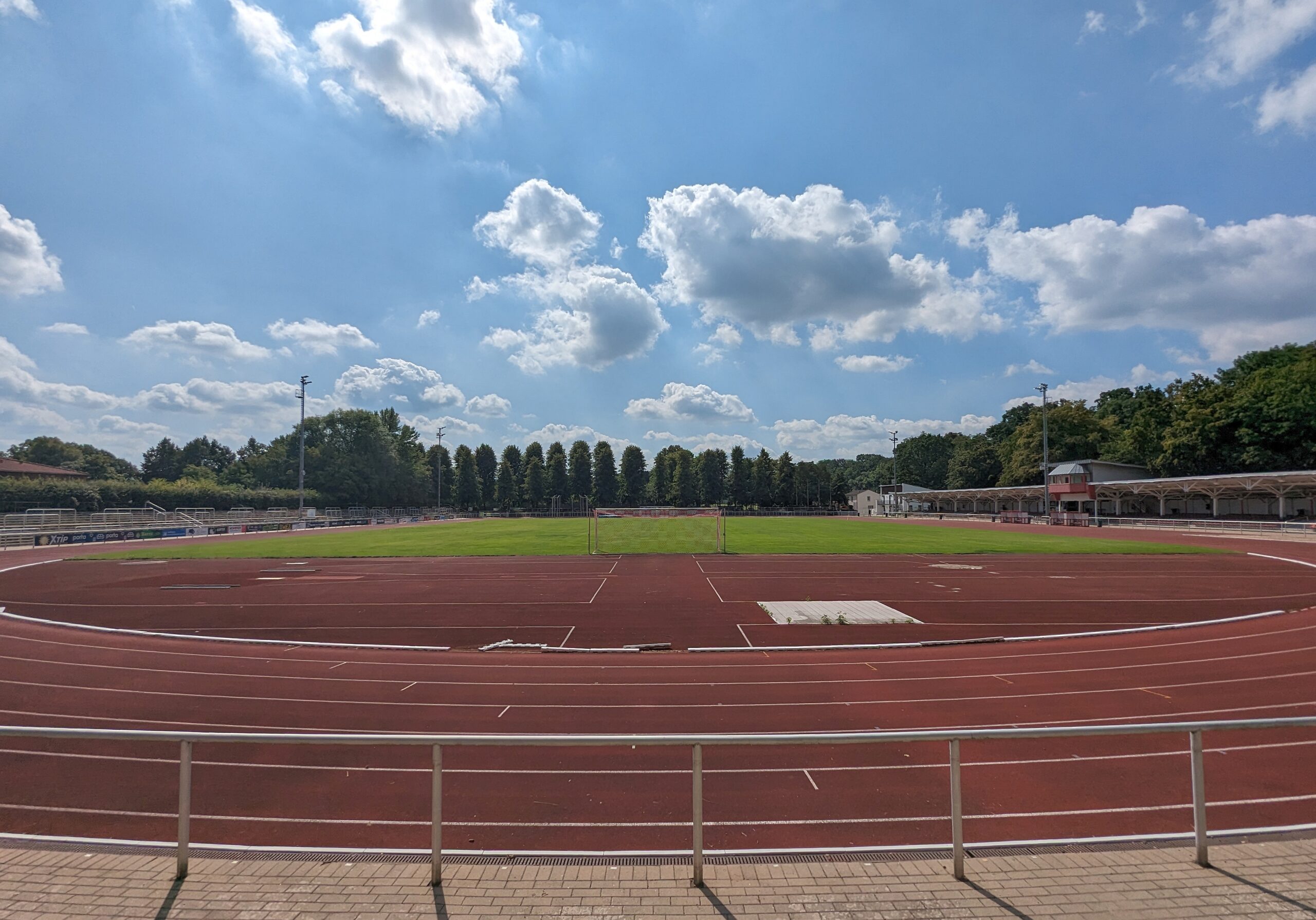 Blick auf das Spielfeld im Weserstadion Minden