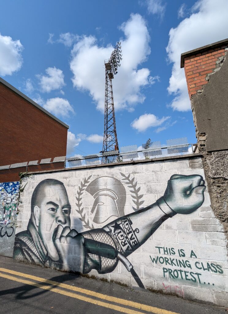 Graffito vor dem Stadion mit Flutlicht