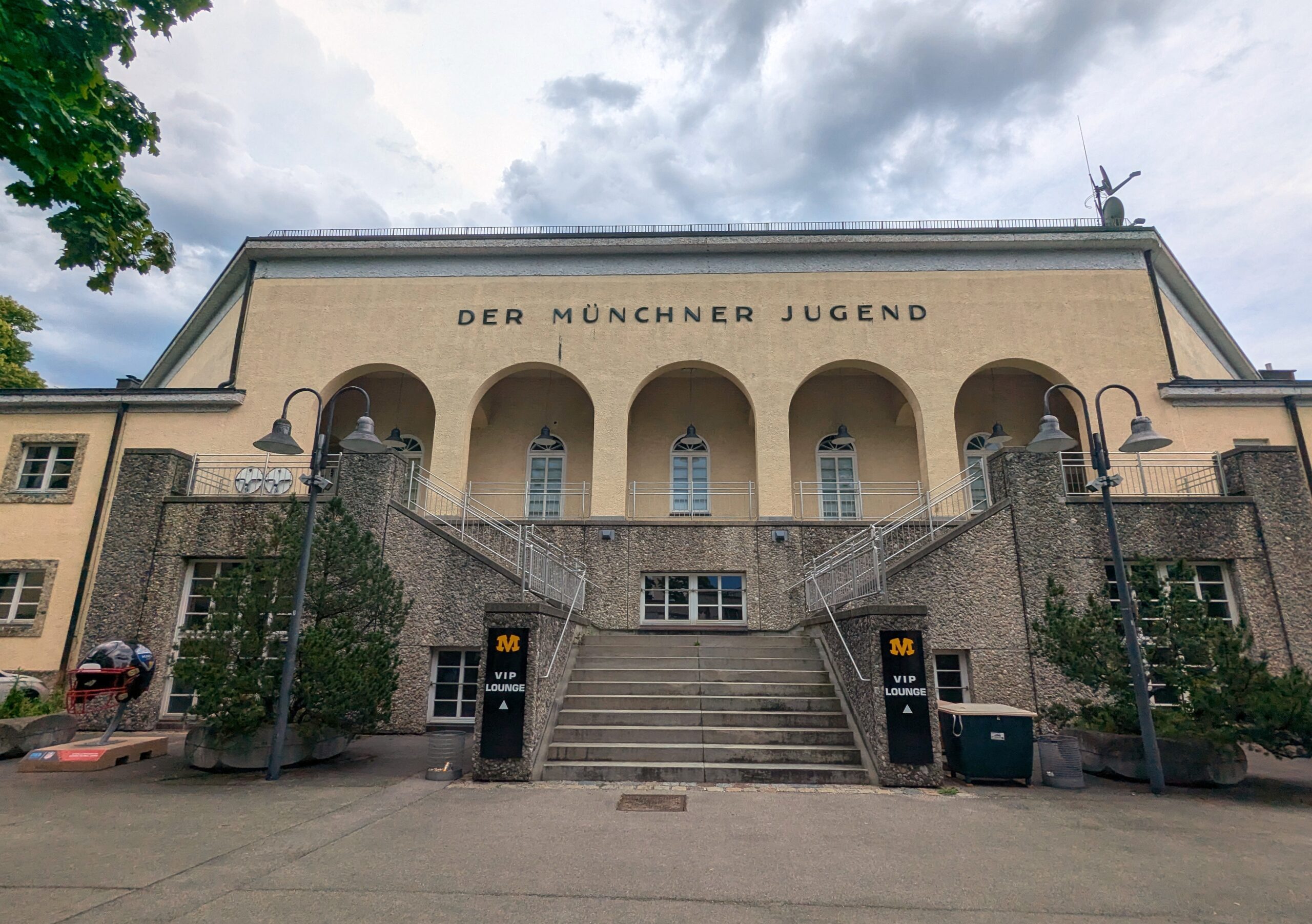 Die markante Aufschrift an der Tribüne im Dantestadion: "Der Münchner Jugend"