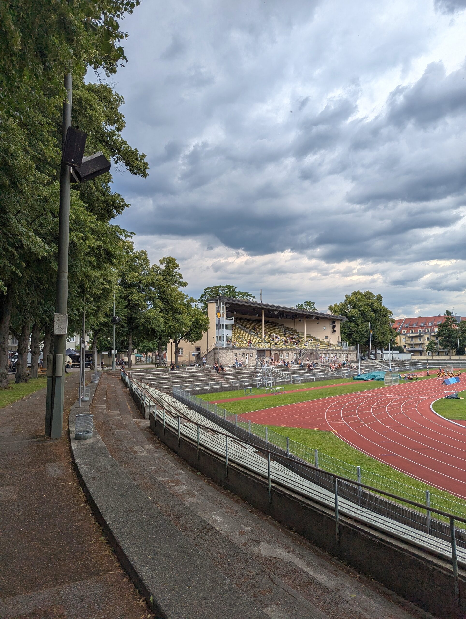 Blick auf die Tribüne im Dantestadion