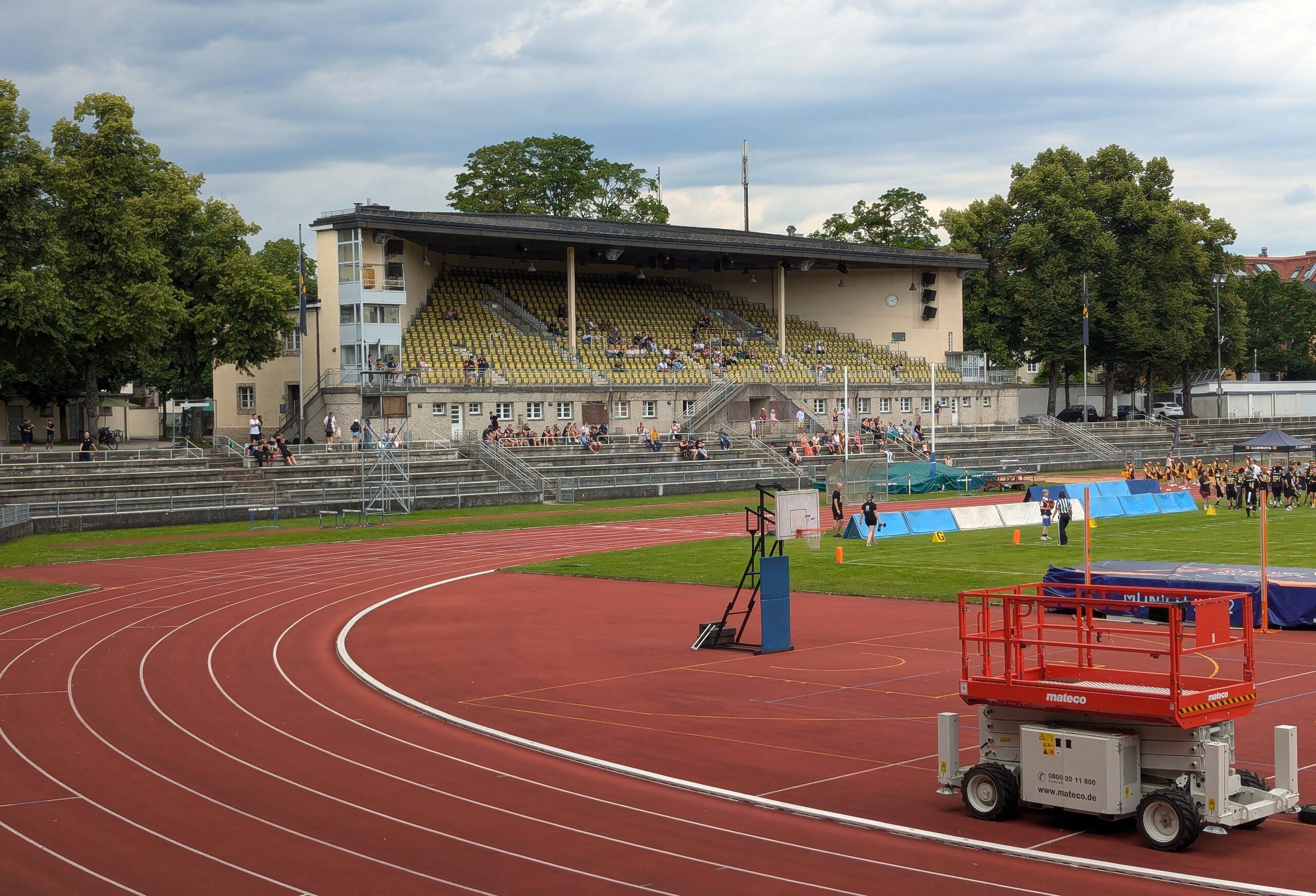 Blick auf die Tribüne im Dantestadion