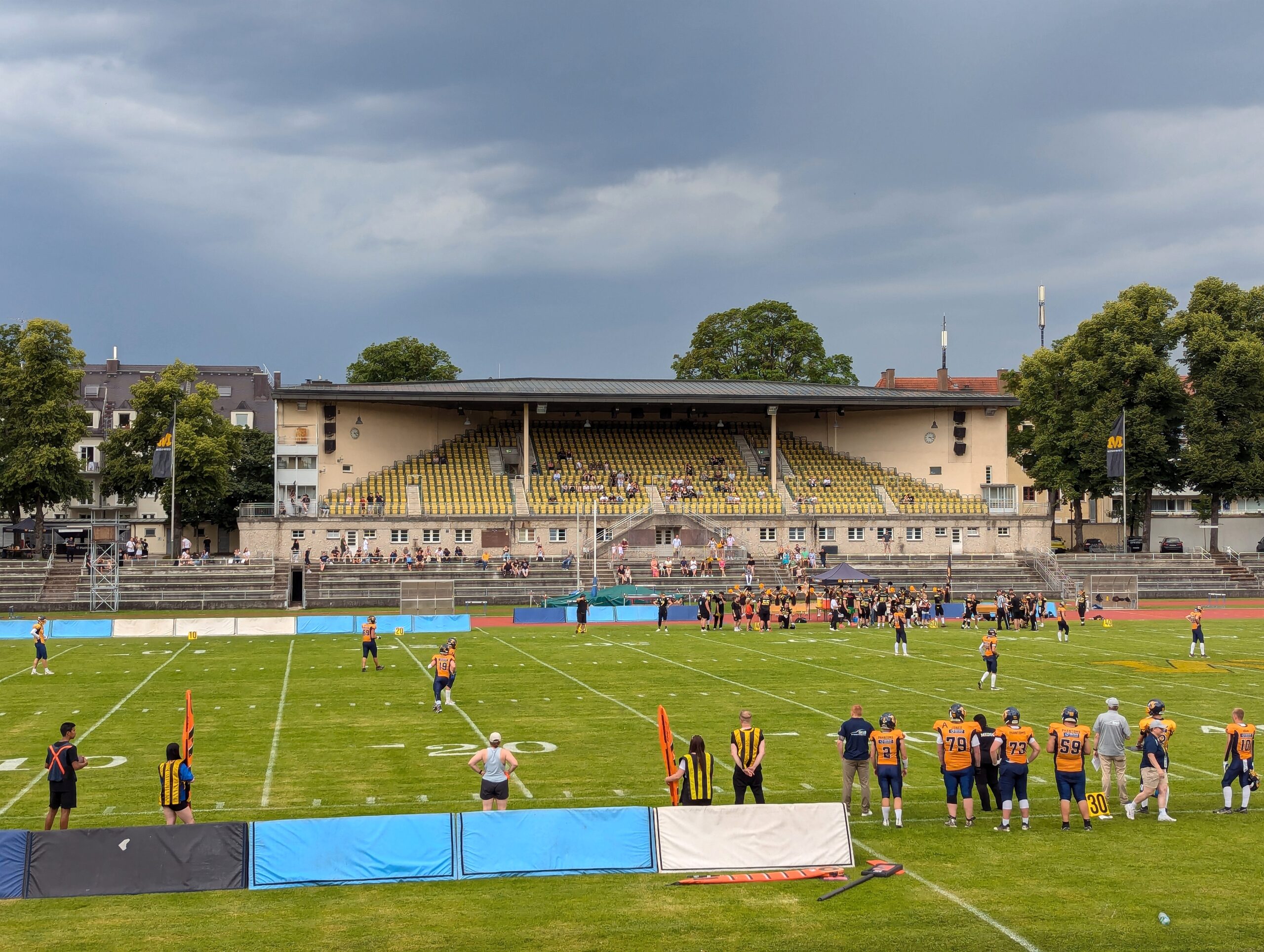 Blick auf die Tribüne im Dantestadion
