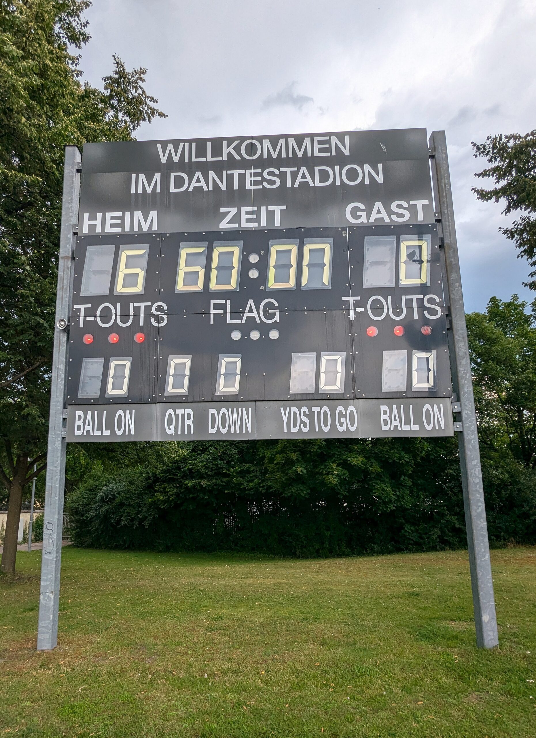 Die Anzeigetafel im Dantestadion