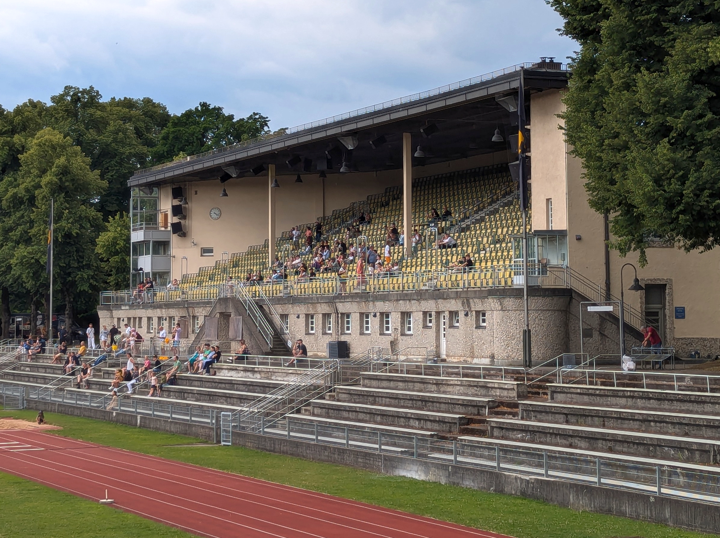 Die Tribüne im Dantestadion