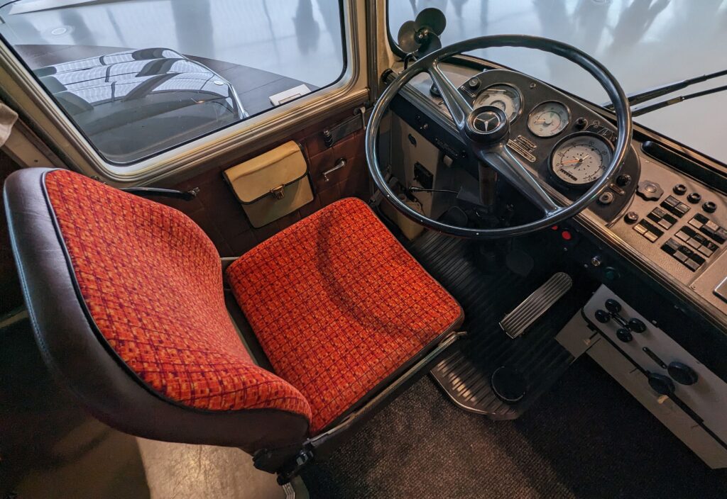 Der Fahrersitz im 74er-Bus
