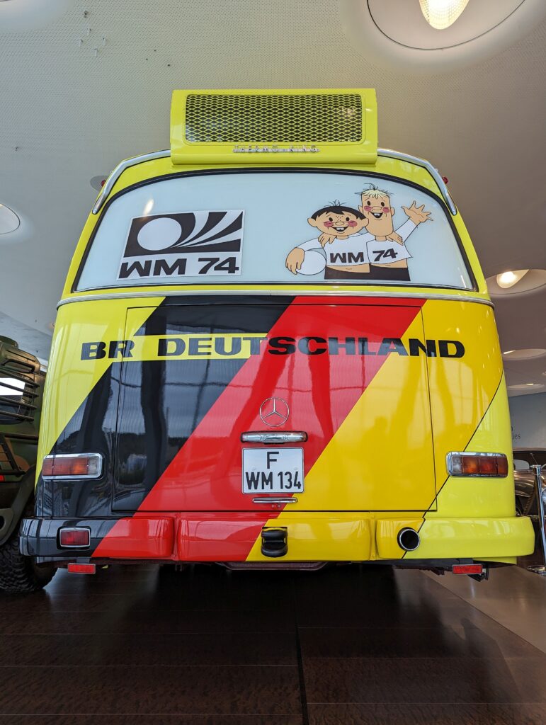 Tip und Tap grüßen von der Heckscheibe im Mercedes-Benz-Museum