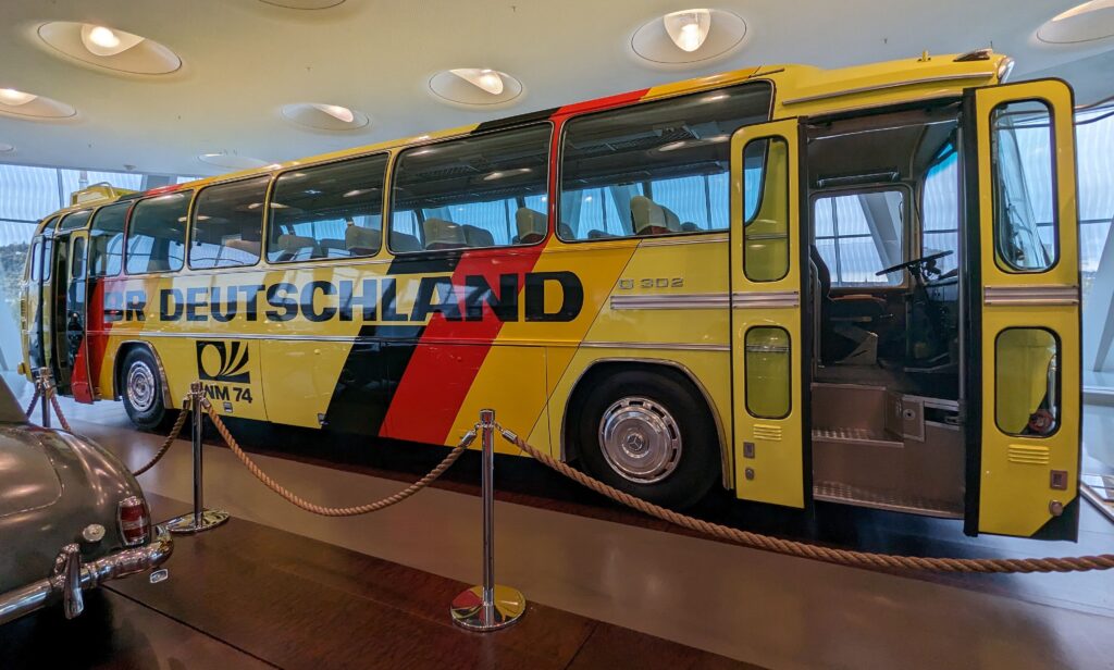 Der Mannschaftsbus im Mercedes-Benz-Museum in Stuttgart