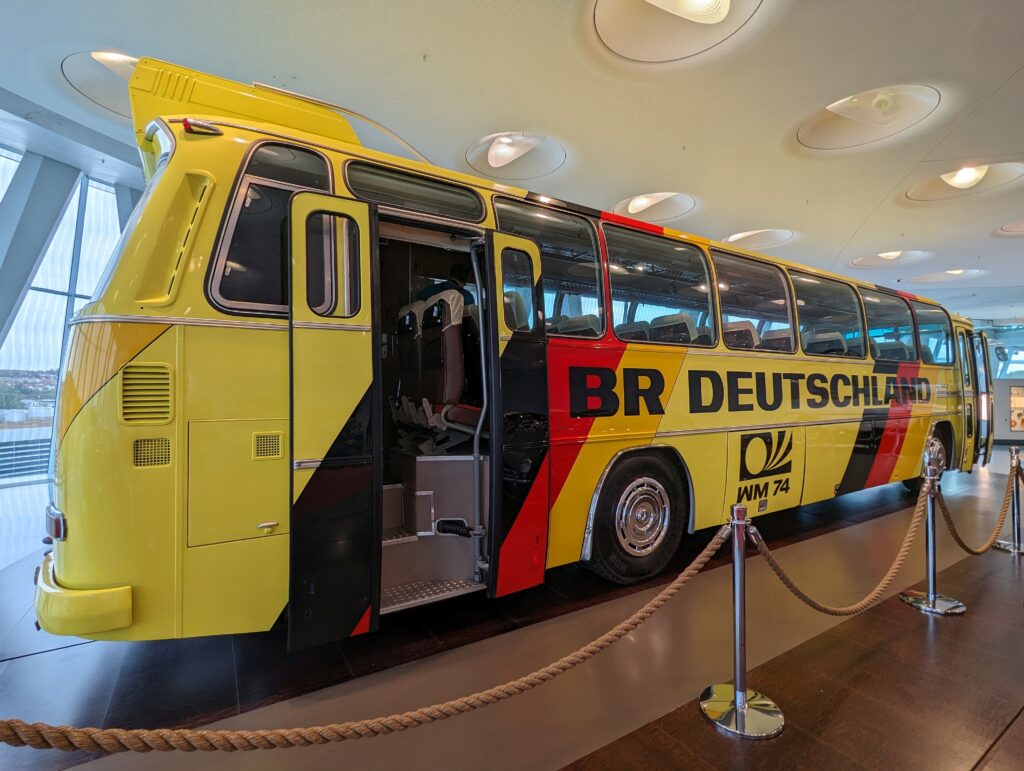 Der Mannschaftsbus im Mercedes-Benz-Museum in Stuttgart
