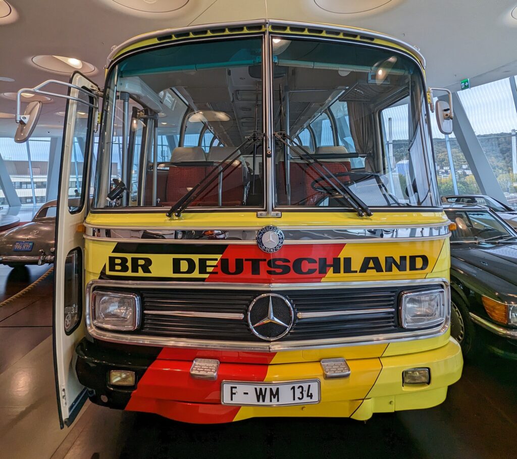 Der Mannschaftsbus im Mercedes-Benz-Museum in Stuttgart