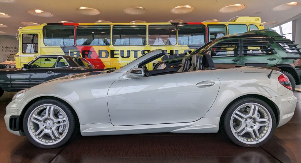 Mercedes vor dem Mannschaftsbus der 74er WM-Mannschaft