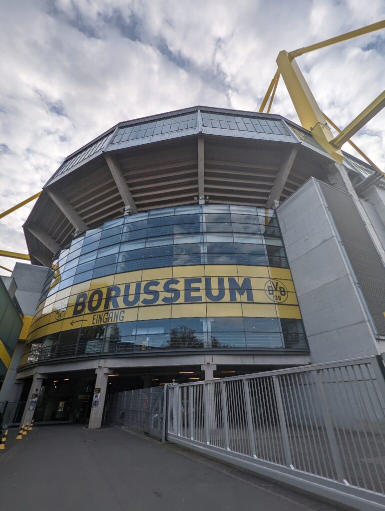 Vor dem BORUSSEUM