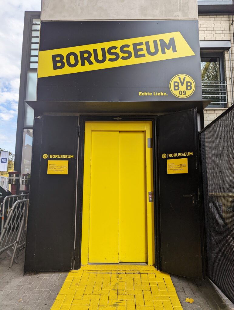 Vor dem BORUSSEUM