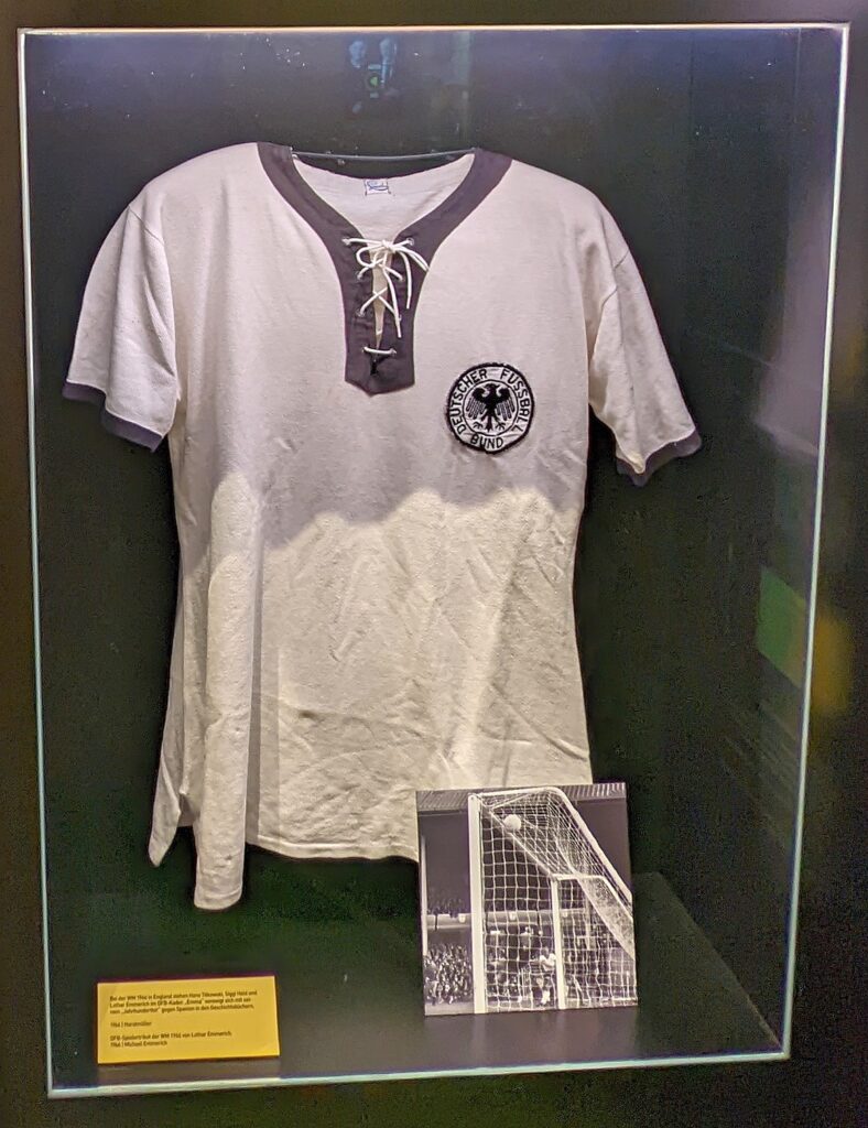 Ein altes Trikot im Dortmunder BORUSSEUM