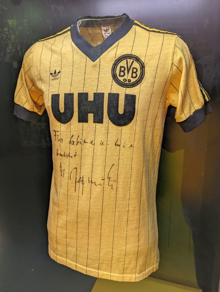 Ein altes Trikot im Dortmunder BORUSSEUM