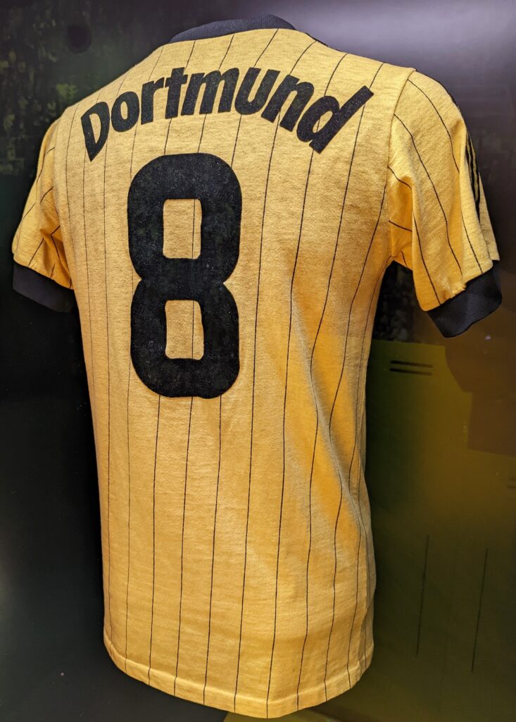 Ein altes Trikot im Dortmunder BORUSSEUM