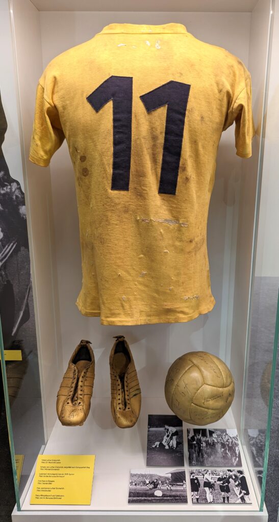 Ein altes Trikot im Dortmunder BORUSSEUM