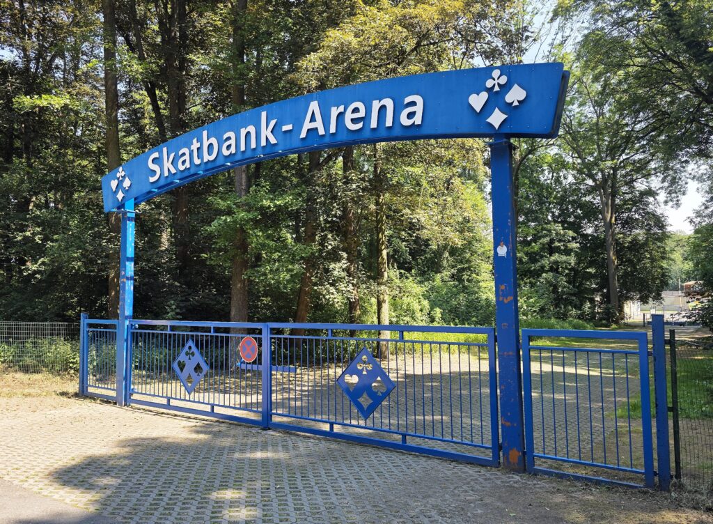 Das Eingangsportal der Skatbank-Arena