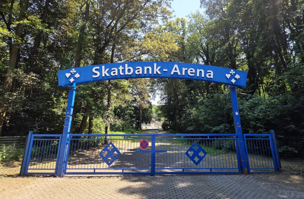 Das Eingangsportal der Skatbank-Arena
