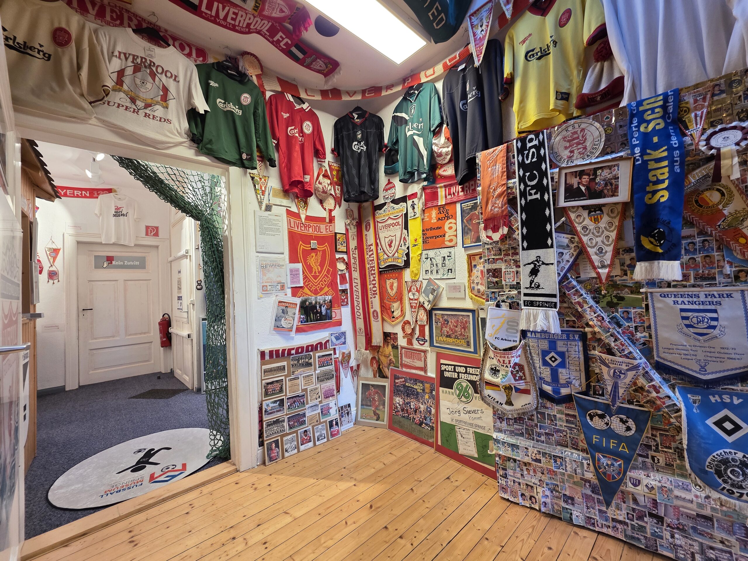 Trikots im Fußballmuseum Springe
