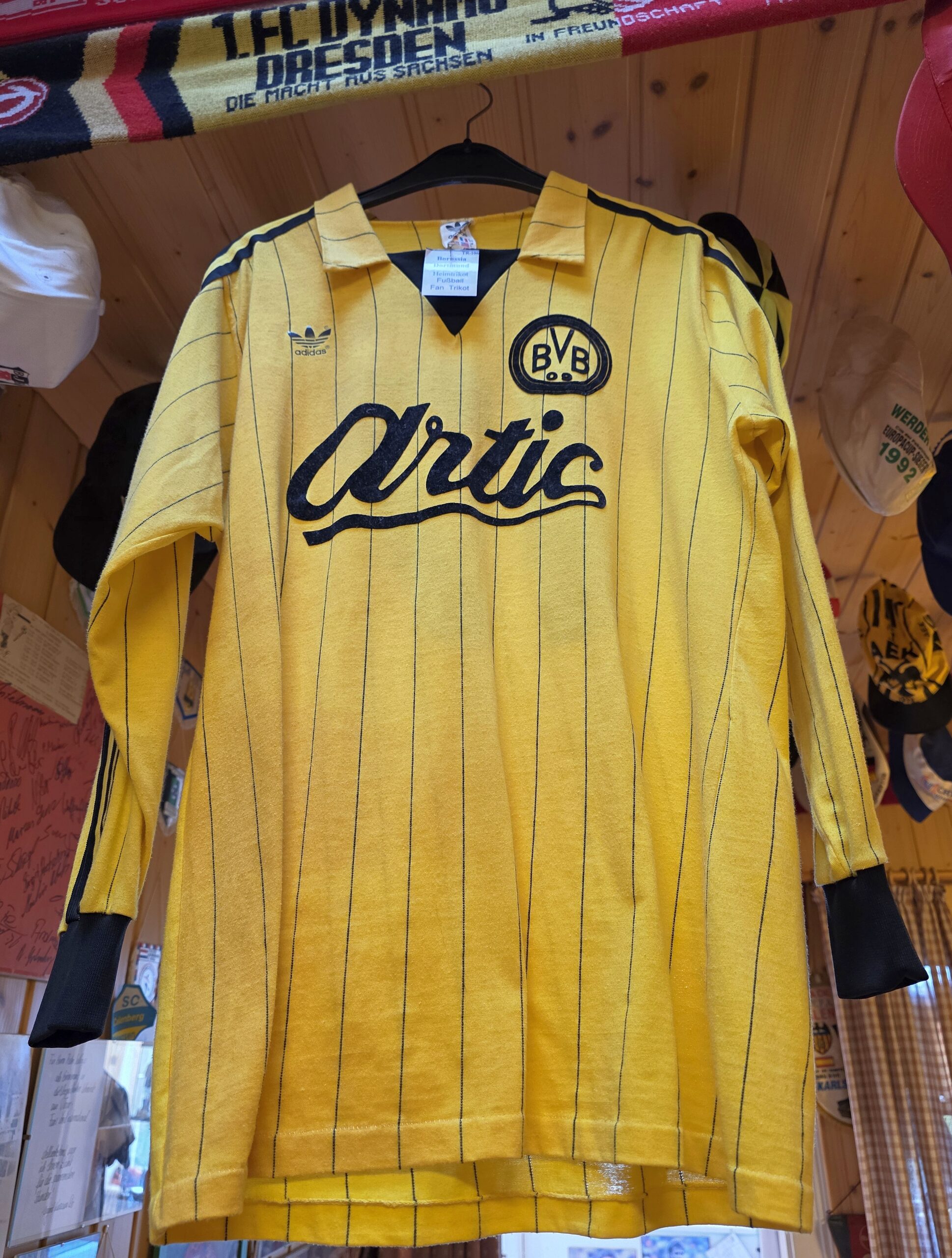 Trikots im Fußballmuseum Springe