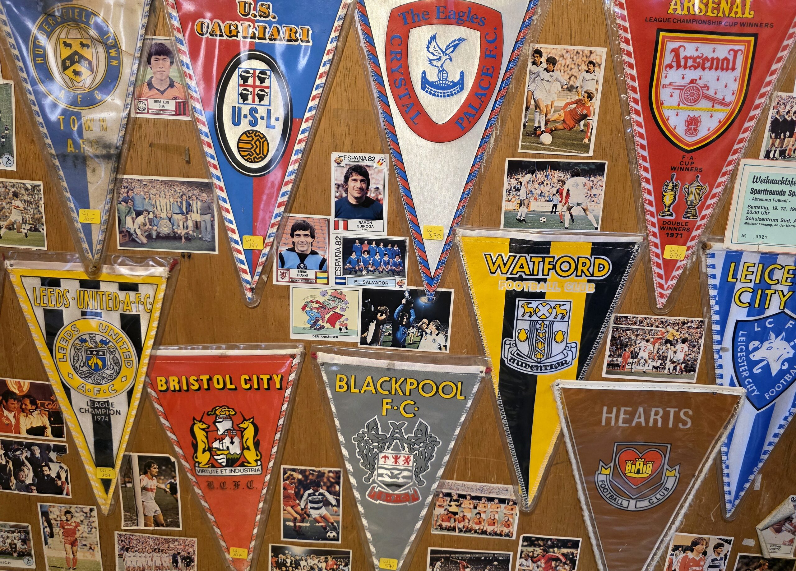 Devotionalien im "Saloga Keller" im Springer Fußballmuseum